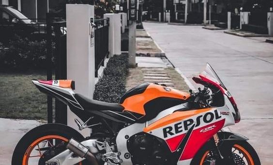 Empower your motorcycle with Repsol Lubricants. Trusted by racers, engineered for performance, our oils ensure optimal engine protection and enhanced riding experience.
