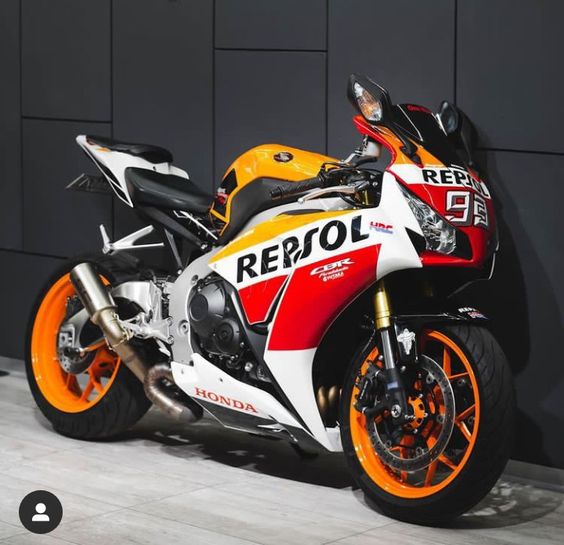 Empower your motorcycle with Repsol Lubricants. Trusted by racers, engineered for performance, our oils ensure optimal engine protection and enhanced riding experience. 