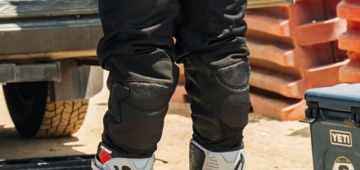 Motorcycle pants with knee protection