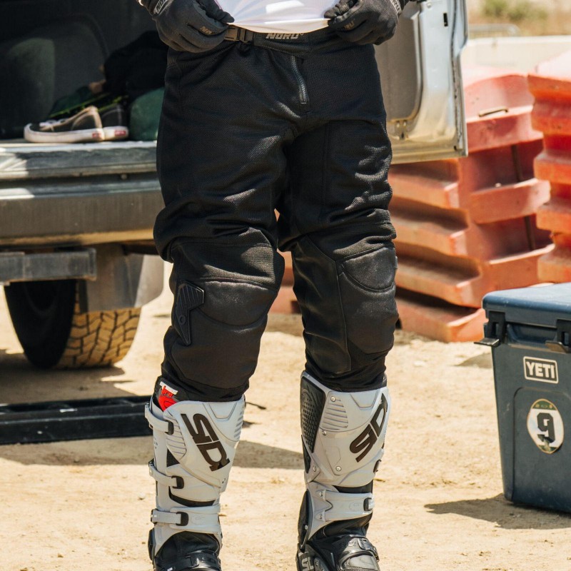 Motorcycle pants with knee protection